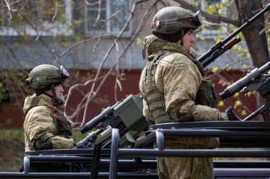 Khabarovsk, Rusya - 9 Mayıs 2019: Zafer Bayramı kutlaması. Dünya Savaşı'nda zafer. Askeri teçhizat geçit törenini beklerken sokaklarda.
