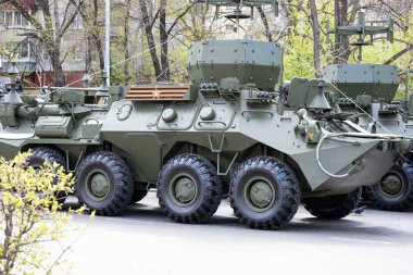 Khabarovsk, Rusya - 9 Mayıs 2019: Zafer Bayramı kutlaması. Dünya Savaşı'nda zafer. Askeri teçhizat geçit törenini beklerken sokaklarda.