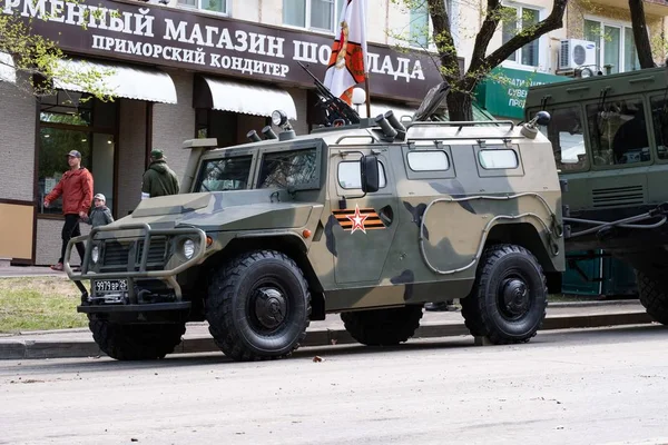 Khabarovsk, Rusko-Květen 9, 2019: svátek vítězných oslav. Vítězství ve druhé světové válce. Vojenské vybavení je na ulicích čekajících na průvod. — Stock fotografie