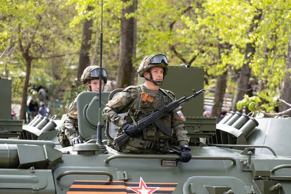 Khabarovsk, Ryssland-maj 9, 2019: segerdagsberöm. Seger i andra världskriget. Militär utrustning är på gatorna väntar på parad. — Stockfoto