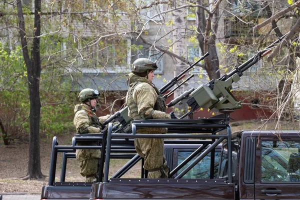 Khabarovsk, Rusko-Květen 9, 2019: svátek vítězných oslav. Vítězství ve druhé světové válce. Vojenské vybavení je na ulicích čekajících na průvod. — Stock fotografie