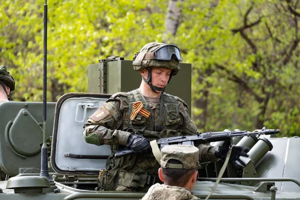 Khabarovsk, Ryssland-maj 9, 2019: segerdagsberöm. Seger i andra världskriget. Militär utrustning är på gatorna väntar på parad. — Stockfoto