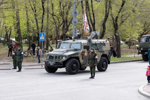 Χαμπάροφσκ, Ρωσία-9 Μαΐου 2019: εορτασμός της ημέρας της νίκης. Νίκη στον β ' Παγκόσμιο πόλεμο. Ο στρατιωτικός εξοπλισμός είναι στους δρόμους και περιμένει την παρέλαση.. — Φωτογραφία Αρχείου
