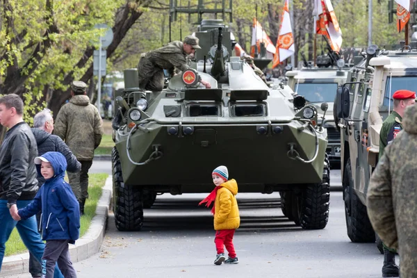 Khabarovsk, Ryssland-maj 9, 2019: segerdagsberöm. Seger i andra världskriget. Militär utrustning är på gatorna väntar på parad. — Stockfoto