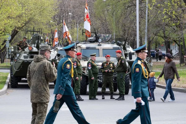 ハバロフスク、ロシア - 2019年5月9日:勝利の日のお祝い。第二次世界大戦での勝利。軍事装備は、パレードを待っている通りにある. — ストック写真