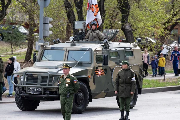 Khabarovsk, Ryssland-maj 9, 2019: segerdagsberöm. Seger i andra världskriget. Militär utrustning är på gatorna väntar på parad. — Stockfoto
