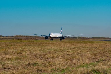 Khabarovsk, Rusya - 29 Eylül 2018: Airbus A320neo Vq-Brb S7 havayolu, Khabarovsk uluslararası havaalanı pistinden uçuyor