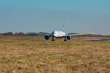 Khabarovsk, Rusya - 29 Eylül 2018: Airbus A320neo Vq-Brb S7 havayolu, Khabarovsk uluslararası havaalanı pistinden uçuyor