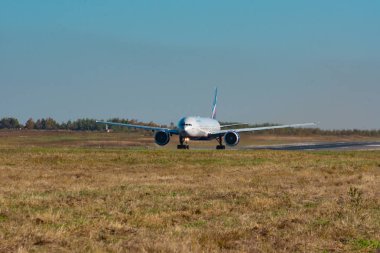 Khabarovsk, Rusya - 29 Eylül 2018: Airbus A320neo Vq-Brb S7 havayolu, Khabarovsk uluslararası havaalanı pistinden uçuyor