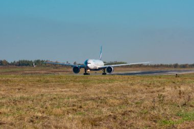 Khabarovsk, Rusya - 29 Eylül 2018: Airbus A320neo Vq-Brb S7 havayolu, Khabarovsk uluslararası havaalanı pistinden uçuyor