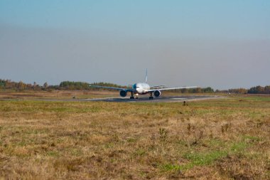Khabarovsk, Rusya - 29 Eylül 2018: Airbus A320neo Vq-Brb S7 havayolu, Khabarovsk uluslararası havaalanı pistinden uçuyor
