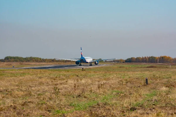 Χαμπάροφσκ, Ρωσία-29 Σεπ, 2018: Airbus A320neo VQ-BRB S7 αεροπορική εταιρεία πετάει από τον αεροδιάδρομο του διεθνούς αεροδρομίου Χαμπάροφσκ — Φωτογραφία Αρχείου