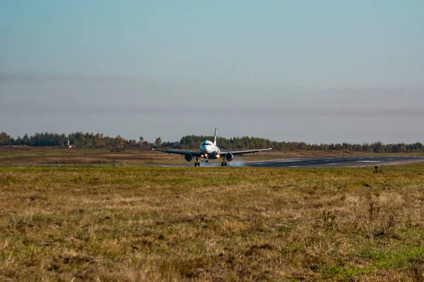 Chabarowsk, Rosja-29 września 2018: samoloty Airbus A319-100 VP-buo Aurora linie lotnicze ląduje na lotnisku w Chabarowsk. — Zdjęcie stockowe