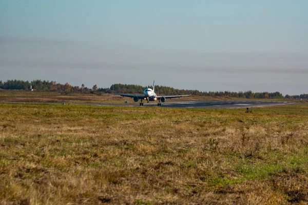 KHABAROVSK, RÚSSIA - 29 de setembro de 2018: Aeronave Airbus A319-100 VP-BUO Aurora aterrissa no aeroporto de Khabarovsk . — Fotografia de Stock