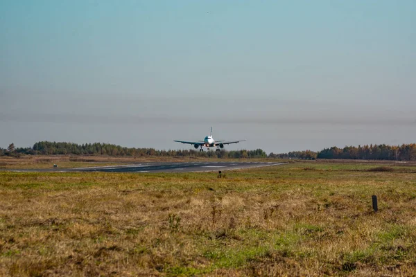 Khabarovsk, Rusya - 29 Eylül 2018: Airbus A319-100 Vp-Buo Aurora havayolu, Khabarovsk havaalanına indi.