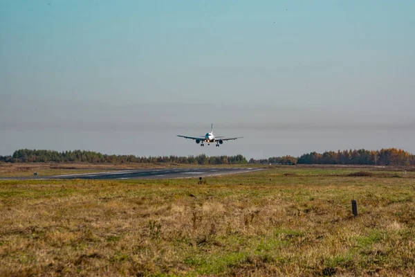 Khabarovsk, Rusya - 29 Eylül 2018: Airbus A319-100 Vp-Buo Aurora havayolu, Khabarovsk havaalanına indi.