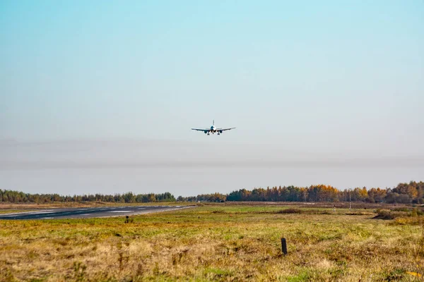 Khabarovsk, Rusya - 29 Eylül 2018: Airbus A319-100 Vp-Buo Aurora havayolu, Khabarovsk havaalanına indi.
