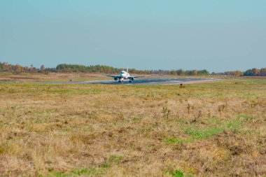 Khabarovsk, Rusya - 29 Eylül 2018: Uçak Sukhoi Superjet 100 Ra-89038 Yakutia havayolu Khabarovsk havaalanına indi.