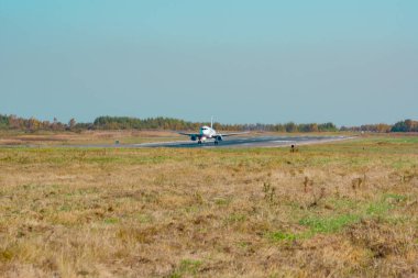 Khabarovsk, Rusya - 29 Eylül 2018: Uçak Sukhoi Superjet 100 Ra-89038 Yakutia havayolu Khabarovsk havaalanına indi.