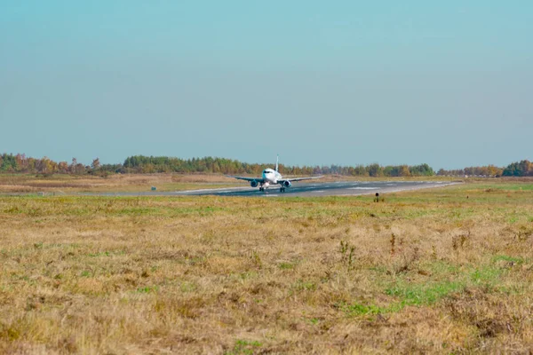Khabarovsk, Rusko-září 29, 2018: letadlo Suchoi Superjet 100 RA-89038 Jakutia přistane na letišti v Chabarovsku. — Stock fotografie