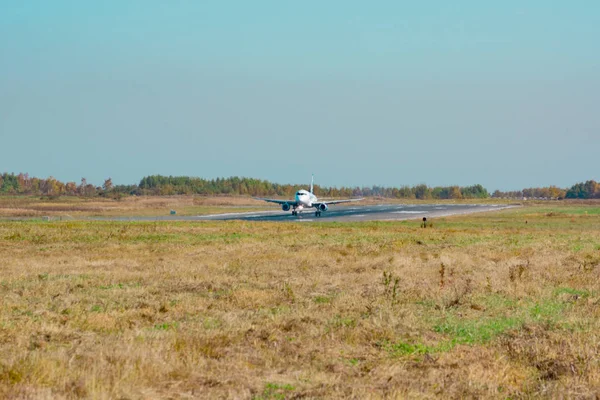 Khabarovsk, Rusya - 29 Eylül 2018: Uçak Sukhoi Superjet 100 Ra-89038 Yakutia havayolu Khabarovsk havaalanına indi.