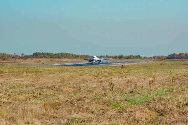 Khabarovsk, Rusya - 29 Eylül 2018: Uçak Sukhoi Superjet 100 Ra-89038 Yakutia havayolu Khabarovsk havaalanına indi.