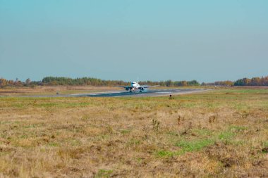 Khabarovsk, Rusya - 29 Eylül 2018: Uçak Sukhoi Superjet 100 Ra-89038 Yakutia havayolu Khabarovsk havaalanına indi.