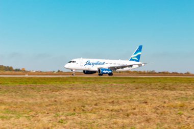 Khabarovsk, Rusya - 29 Eylül 2018: Uçak Sukhoi Superjet 100 Ra-89038 Yakutia havayolu Khabarovsk havaalanına indi.