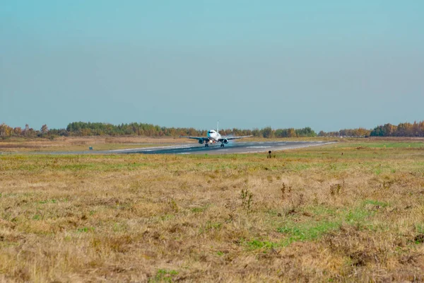 Khabarovsk, Rusya - 29 Eylül 2018: Uçak Sukhoi Superjet 100 Ra-89038 Yakutia havayolu Khabarovsk havaalanına indi.