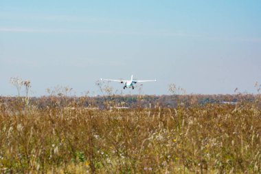 Khabarovsk, Rusya - 29 Eylül 2018: Kunovice L410 Ra-67036 Khabarovsk Avia havayolu, Khabarovsk uluslararası havaalanı pistinden uçsın