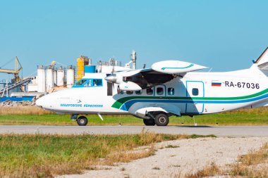Khabarovsk, Rusya - 29 Eylül 2018: Kunovice L410 Ra-67036 Khabarovsk Avia havayolu, Khabarovsk uluslararası havaalanı pistinden uçsın