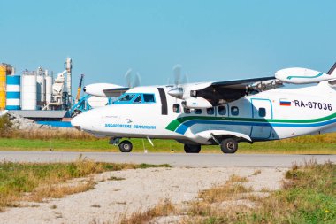 Khabarovsk, Rusya - 29 Eylül 2018: Kunovice L410 Ra-67036 Khabarovsk Avia havayolu, Khabarovsk uluslararası havaalanı pistinden uçsın