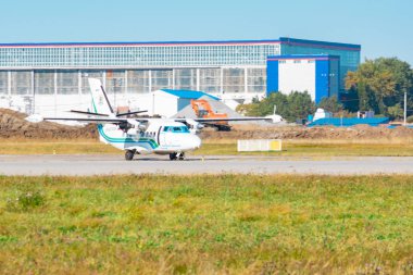 Khabarovsk, Rusya - 29 Eylül 2018: Kunovice L410 Ra-67036 Khabarovsk Avia havayolu, Khabarovsk uluslararası havaalanı pistinden uçsın