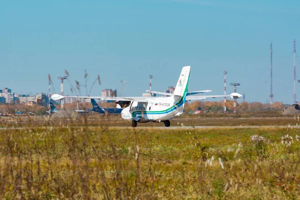KHABAROVSK, RUSSIA - SEP 29, 2018: Let Kunovice L410 RA-67036 Khabarovsk Avia airline is flying from the runway of Khabarovsk international airport — Stock Photo, Image