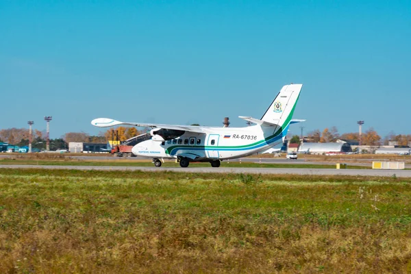Khabarovsk, Rusko-29. září 2018: Nechť Kunovice L410 RA-67036 Khabarovsk Avia Airline létá z ranveje na mezinárodním letišti v Khabarovsku — Stock fotografie