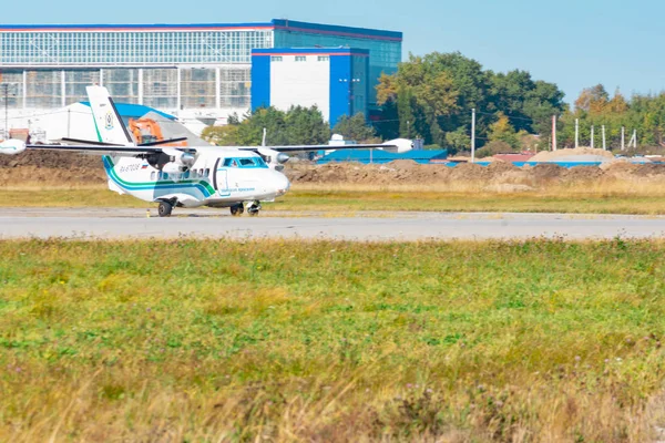 Khabarovsk, Rusko-29. září 2018: Nechť Kunovice L410 RA-67036 Khabarovsk Avia Airline létá z ranveje na mezinárodním letišti v Khabarovsku — Stock fotografie