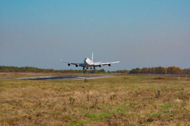 Khabarovsk, Rusya - 29 Eylül 2018: Boeing 747-400 Ei-Xlm Russian Airlines, Khabarovsk havaalanına indi.