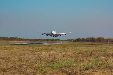 Khabarovsk, Rusya - 29 Eylül 2018: Boeing 747-400 Ei-Xlm Russian Airlines, Khabarovsk havaalanına indi.