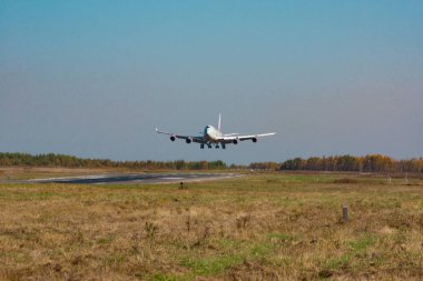 Khabarovsk, Rusya - 29 Eylül 2018: Boeing 747-400 Ei-Xlm Russian Airlines, Khabarovsk havaalanına indi.