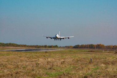 Khabarovsk, Rusya - 29 Eylül 2018: Boeing 747-400 Ei-Xlm Russian Airlines, Khabarovsk havaalanına indi.