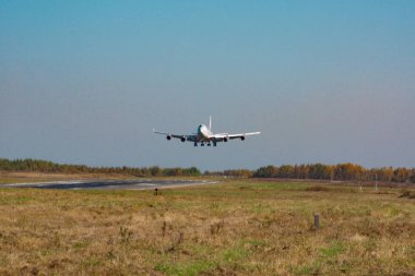 Khabarovsk, Rusya - 29 Eylül 2018: Boeing 747-400 Ei-Xlm Russian Airlines, Khabarovsk havaalanına indi.
