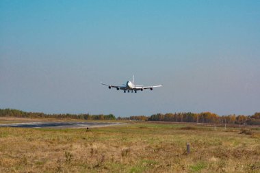 Khabarovsk, Rusya - 29 Eylül 2018: Boeing 747-400 Ei-Xlm Russian Airlines, Khabarovsk havaalanına indi.