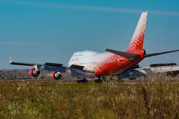 KHABAROVSK, RUSSIA - SEP 29, 2018: Aircraft Boeing 747-400 EI-XLM Russian Airlines lands at the airport of Khabarovsk. — Stock Photo, Image