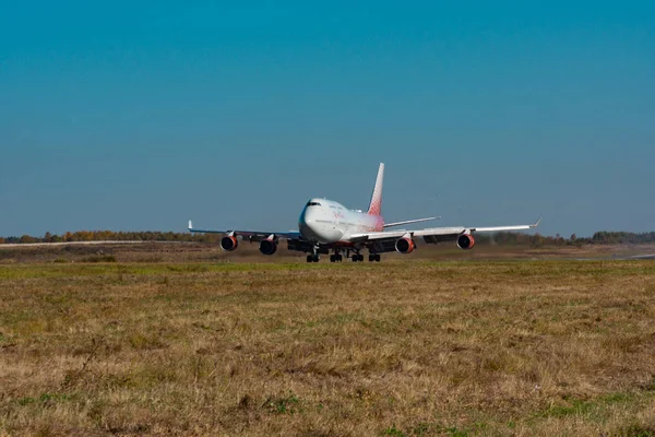 Хабаровск, Россия - 29 сентября 2018 года: Самолет Boeing 747-400 EI-XLM Russian Airlines приземляется в аэропорту Хабаровска . — стоковое фото