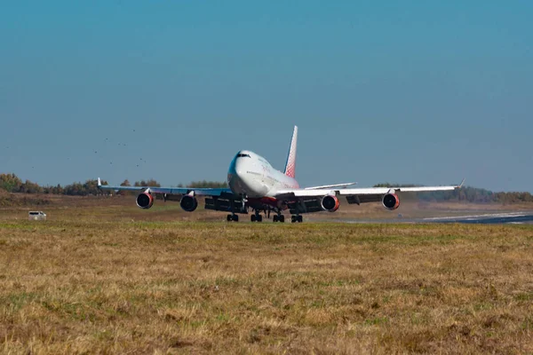 KHABAROVSK, RUSIA - SEP 29, 2018: Avión Boeing 747-400 EI-XLM Russian Airlines aterriza en el aeropuerto de Khabarovsk . — Foto de Stock