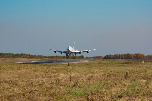 Khabarovsk, Rusya - 29 Eylül 2018: Boeing 747-400 Ei-Xlm Russian Airlines, Khabarovsk havaalanına indi.
