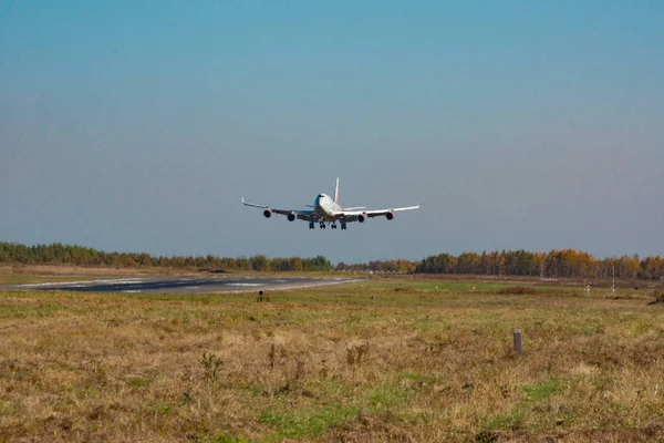 Khabarovsk, Rusko-29. září 2018: letadlo Boeing 747-400 EI-XLM Ruská aerolinky přistane na letišti v Khabarovsku. — Stock fotografie