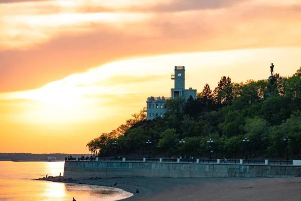 Chabarovsk, Rusland-mei, 17, 2019: zonsondergang aan de oevers van de Amoer. — Stockfoto