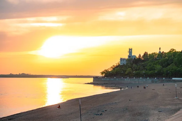 Khabarovsk, russland - 17. Mai 2019: Sonnenuntergang am Ufer des Amur. — Stockfoto