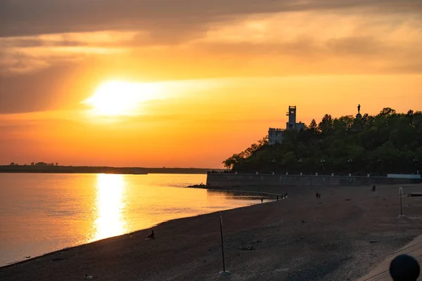 Khabarovsk, Rusia - 17 de mayo de 2019: Puesta de sol en el terraplén del río Amur . — Foto de Stock